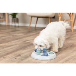 Perro utilizando el juego interactivo Trixie Flip Board