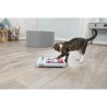 Gato utilizando el juego interactivo Trixie Cat Activity Brain Mover