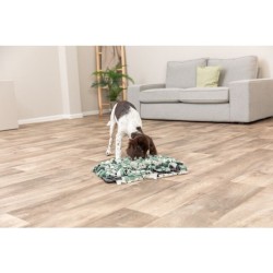 Perro usando la alfombra olfativa Trixie con premios