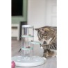 Gato utilizando el juego Trixie Cat Activity Gambling Tower